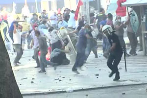 Ethem Sarısülük&#039;ün polisi taşlama görüntüleri