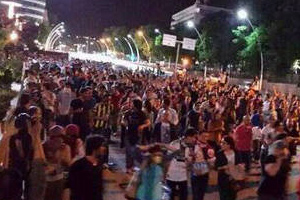Ankara&#039;da eylemciler ortalığı savaş alanına çevirdi