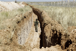 Suriye sınırına dev kanallar kazılıyor