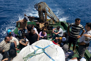 İzmir&#039;de 42 kaçak yolcu yakalandı