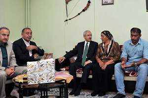 Kılıçdaroğlu, Sarısülük ailesini ziyaret etti