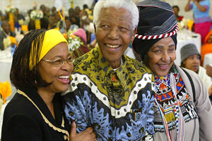 Mandela&#039;nın ailesi mezar kavgasında