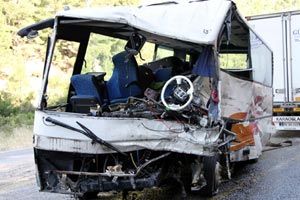 Antalya&#039;daki trafik kazasında 2 kişi öldü, 24 öğrenci yaralı