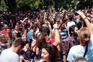 İzmir&#039;de öğrenciler gösterilere destek için rektörlüğü bastı