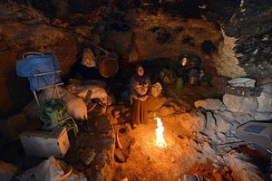 Filistinli bedeviler, 300 yıldır mağarada yaşıyor