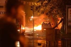 İzmir&#039;de göstericiler polise saldırdı