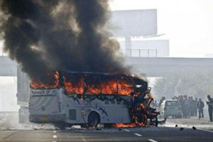 Çin&#039;de otobüs kazası faciaya döndü, 47 ölü