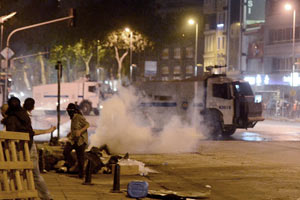 Gezi Parkı eylemleri İzmir esnafını vurdu, cirolar yarıya düştü