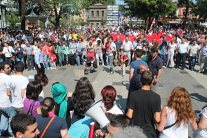 Göstericiler Taksim&#039;in tapusunu dağıttı