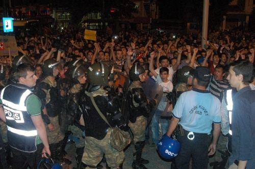 Bursa&#039;da eylemciler yol kapattı