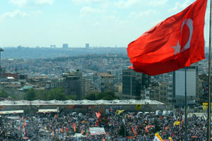 Taksim&#039;de Gezi Parkı için dev miting