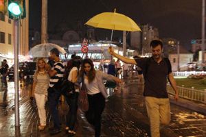 İstanbul&#039;da yağmur hayatı felç etti