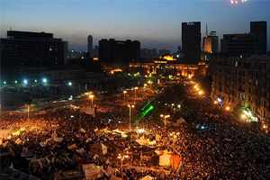 Göstericiler Müslüman Kardeşler Genel Merkezi&#039;ne girdi
