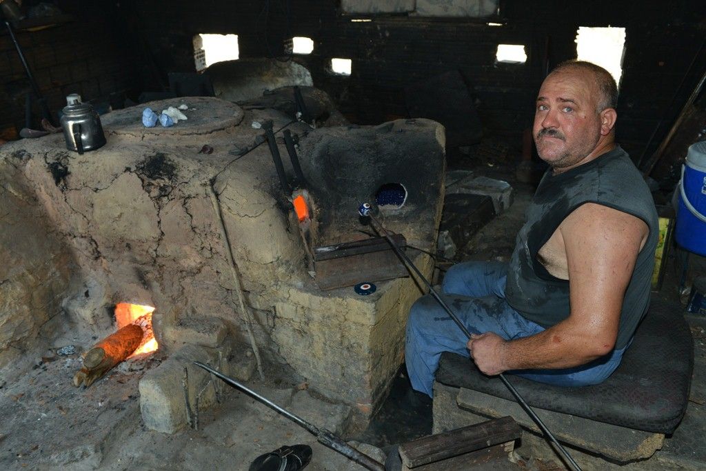 Boncuk ustaların 1200 derecelik sıcakla mücadelesi