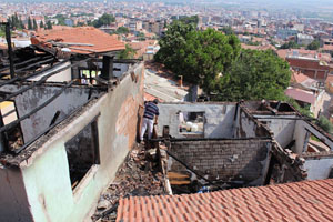 Alaşehir&#039;de yangın, üç ev kül oldu