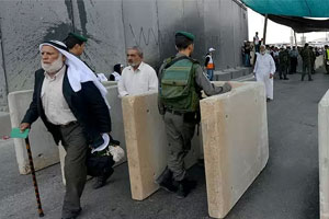 İsrail&#039;den Filistinli erkeklere Kudüs zulmü