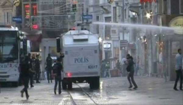 Taksim&#039;de polis TOMA&#039;larla müdahale ediyor
