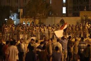Mursi taraftarları  Cumhuriyet Muhafızları Karargahı&#039;na yürüdü