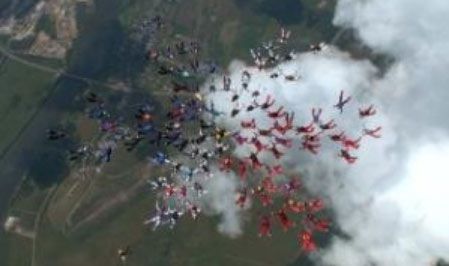 Rusya&#039;da 101 paraşütçünün renkli rekoru