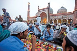 Cuma Camii&#039;nde iftar bir gelenek