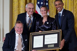 Obama&#039;dan baba Bush&#039;a ödül
