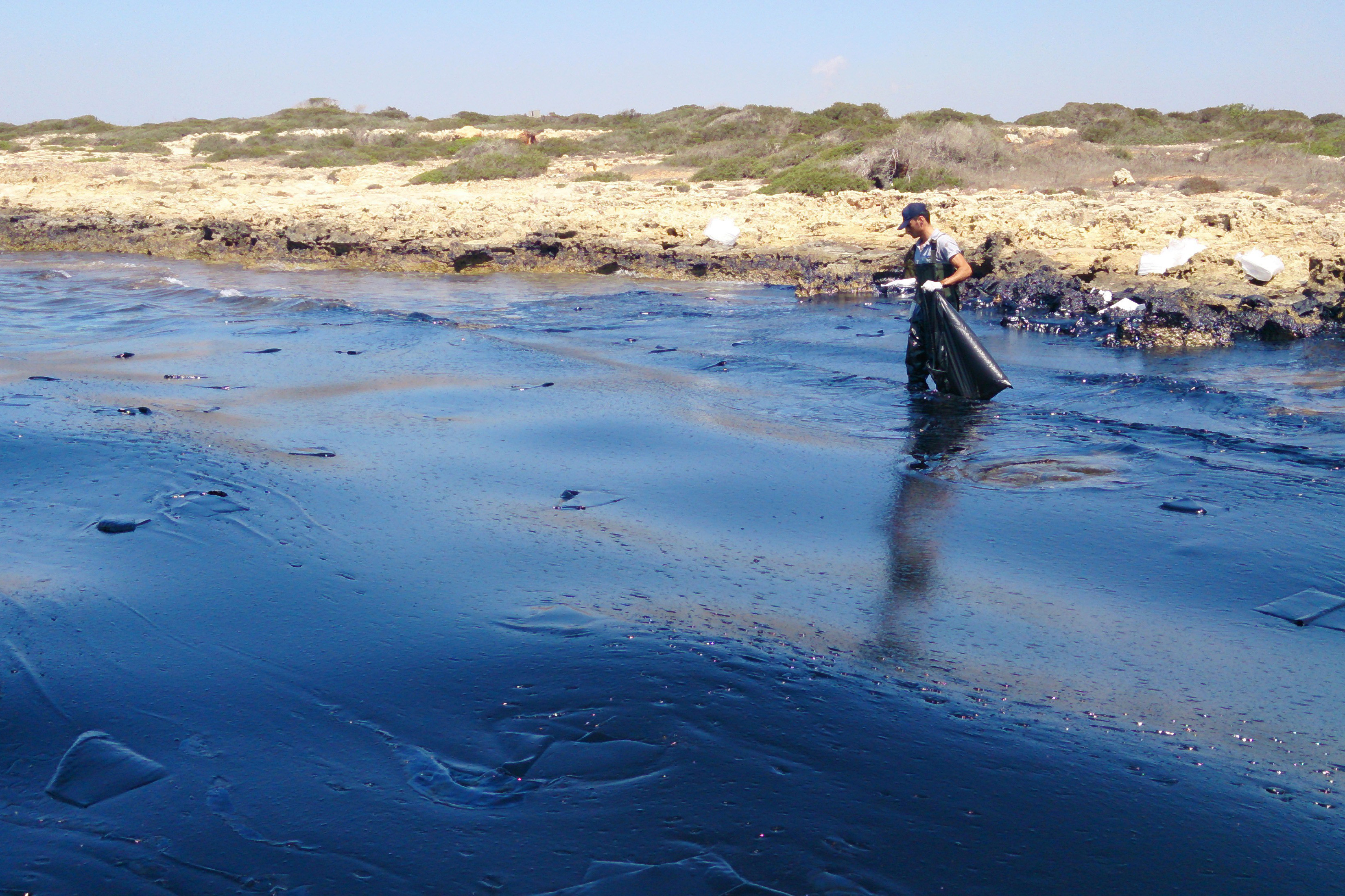 Kıbrıs&#039;ta denize sızan petrole karşı önlemler alınıyor