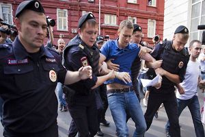Rusya&#039;da muhalif aktivist Navalny&#039;ne 6 yıl hapis