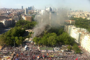 Gezi Parkı&#039;nda gösterilerinde polise saldırı görüntüleri