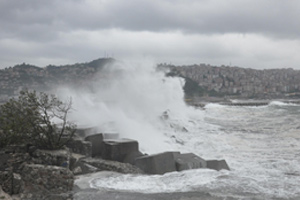 Zonguldak&#039;ta dalgalar karayolunu vurdu