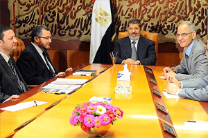 Mursi, Başbakan Kandil ile görüştü