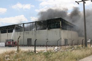 Fabrika yangınında 5 işçi zehirlendi