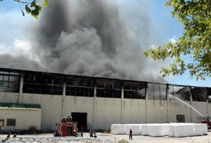 Isı yalıtım fabrikasında yangın, 2 işçi ağır yaralı
