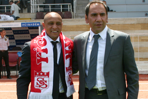 Roberto Carlos&#039;lu Sivas, topbaşı yaptı