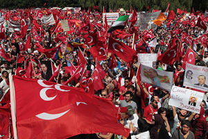 Erdoğan on binlerce gurbetçiye seslendi, darbecileri lanetledi