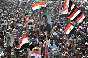 Mısır&#039;da halk yeniden meydanlarda, yüzbinler Mursi&#039;yi geri istiyor