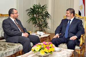 Mısır Başbakanı darbecileri reddetti, istifasını Mursi&#039;ye sunacak