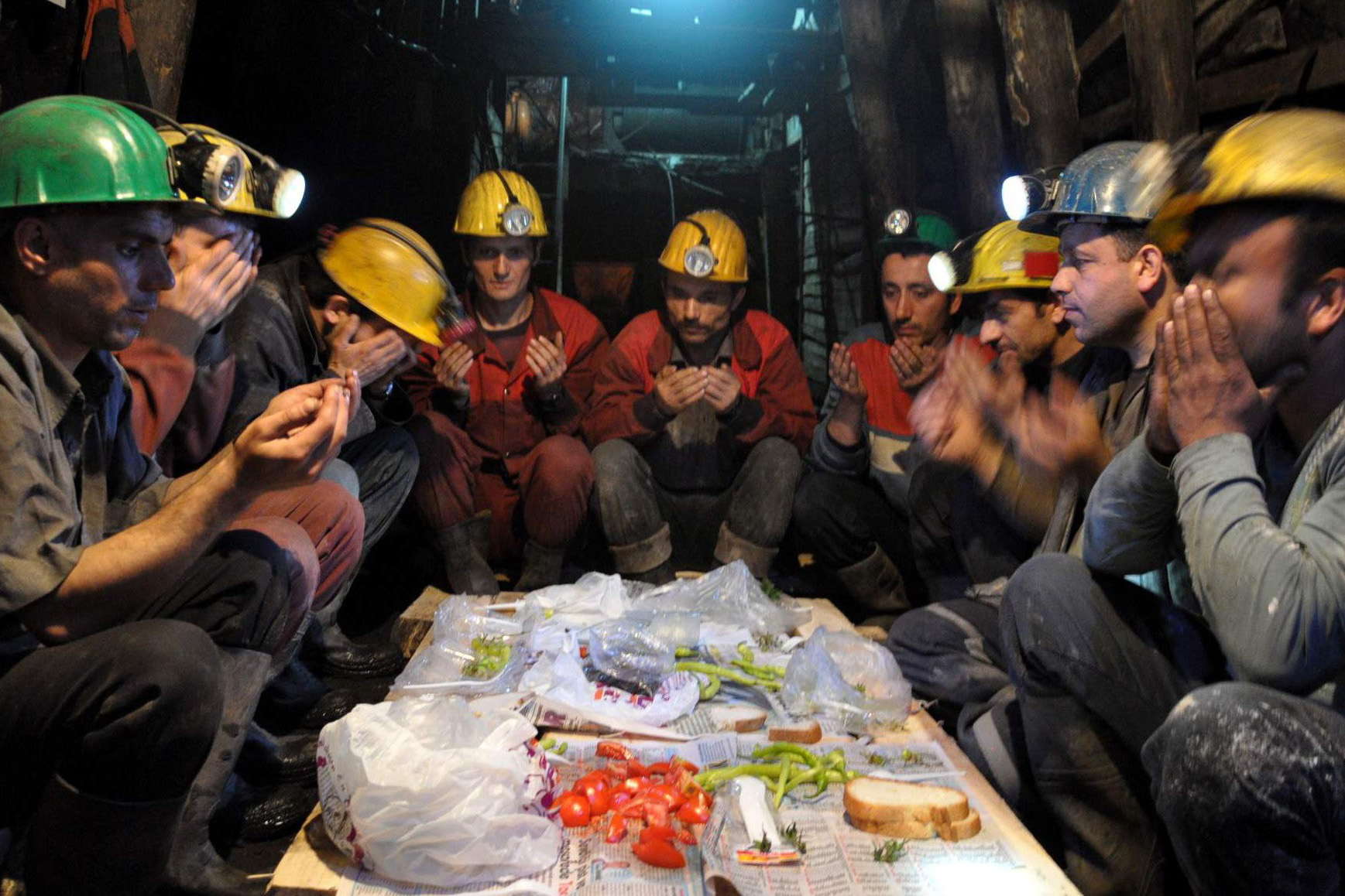 Madenciler yılın ilk sahurunu yerin metrelerce altında yaptı