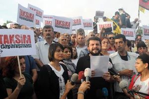 Polis, Taksim Dayanışması üyelerinin evlerinde arama yapıyor