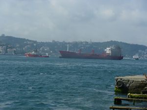 Boğaz&#039;da kimyasal yüklü tanker yalıya çarptı