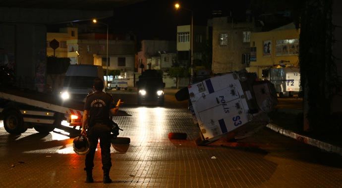 Adana polis aracına bombalı saldırı, 3 yaralı