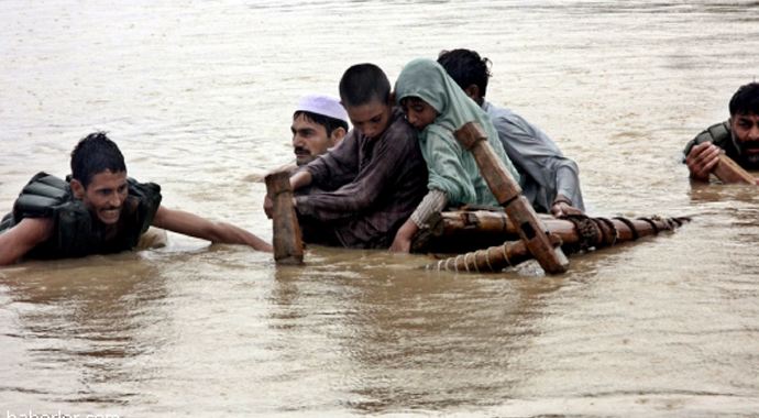 Pakistan&#039;da sel, 300 bin kişiyi etkiledi