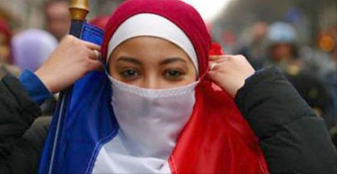 Avrupa&#039;da İslamofobi çılgınlığı, ilk hedef başörtülü kadınlar