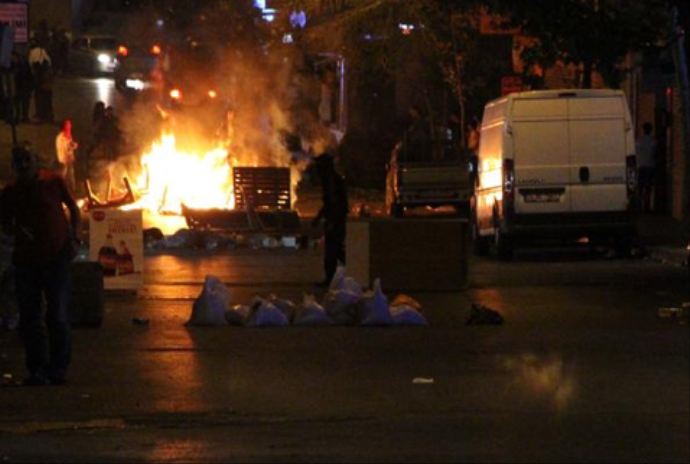 Göstericiler Beyoğlu&#039;nu ateşe verdi