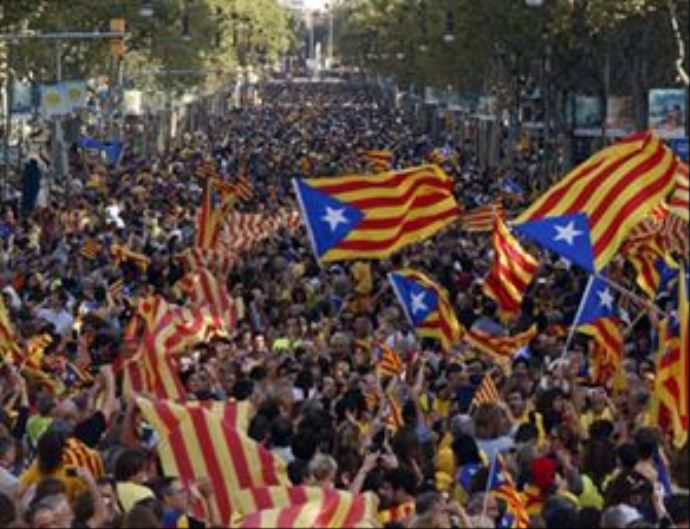 Katalanlar&#039;dan bağımsızlık için 400 kilometrelik insan zinciri