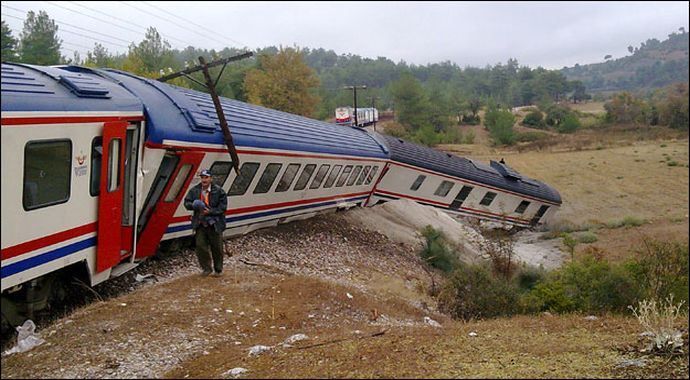 Yozgat&#039;ta yolcu treni raydan çıktı 