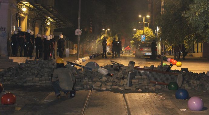 Kadıköy&#039;deki izinsiz gösteriye polis müdahalesi