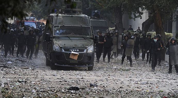 Mısır&#039;da polis otobüsüne saldırı, 1 ölü