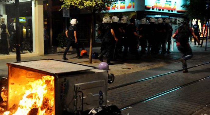 Kadıköy&#039;de polis müdahalesi, 10 gözaltı