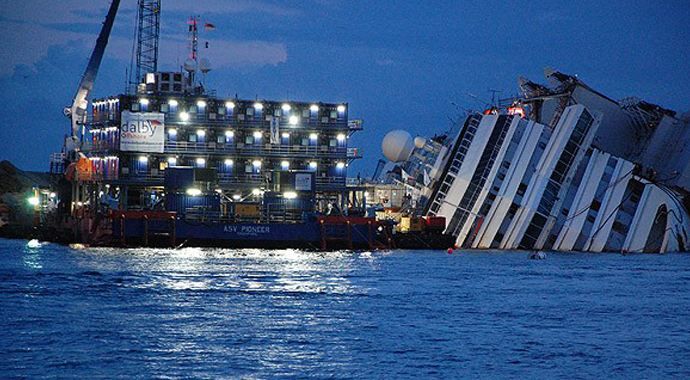 Costa Concordia&#039;nın enkazı kaldırılıyor