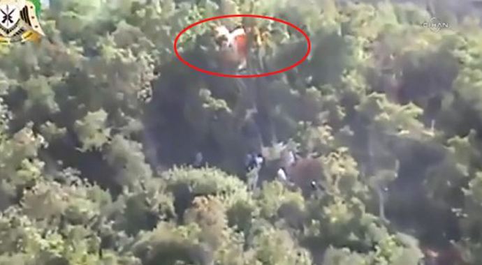 Düşürülen uçaktaki pilot ağaçta asılı kalmış